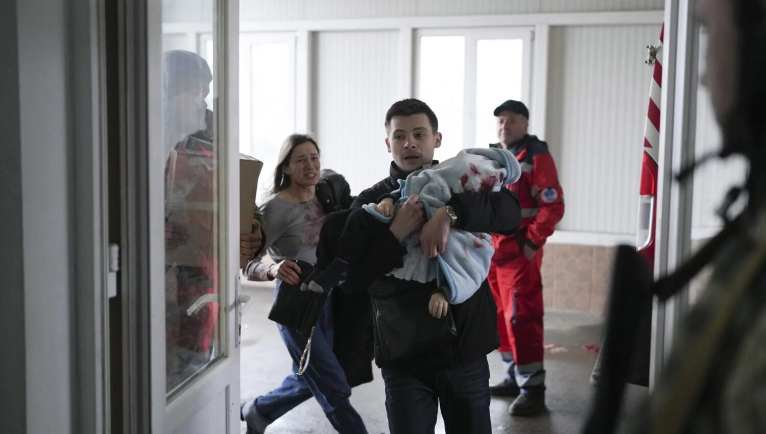 18-місячна дитина, яка загинула через обстріли окупантів у Маріуполі. Фото: AP Photo/Evgeniy Maloletka
