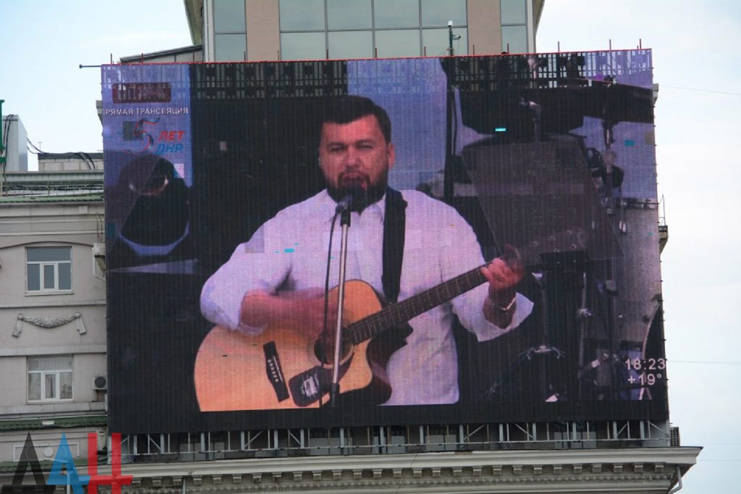 Денис Пушилін грає на гітарі на “День республіки” у 2019 році