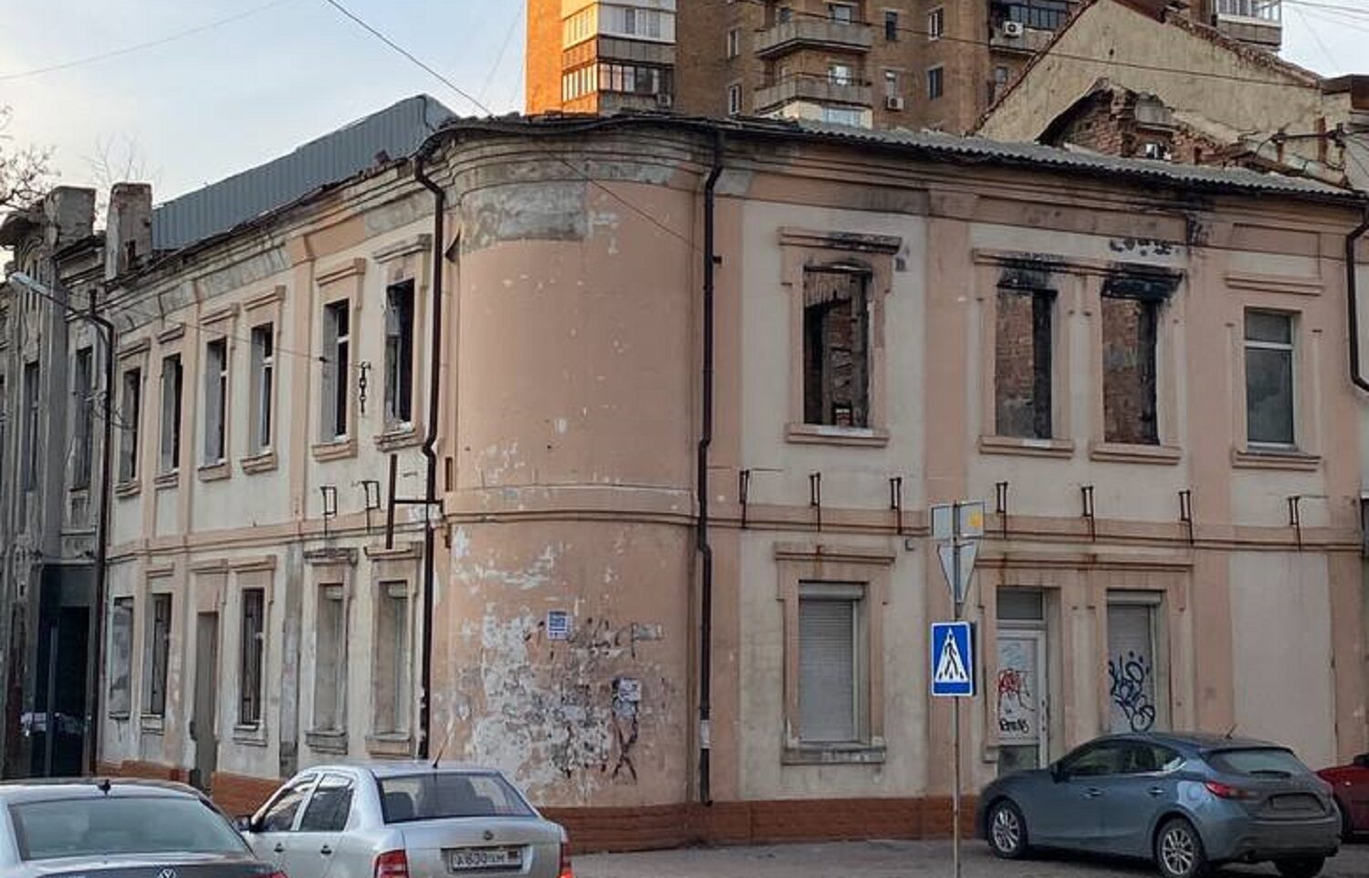 Зруйновані та занедбані будинки у Донецьку під час російської окупації